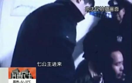 男子与小三车震被捉奸 老婆将车开走任其裸奔追车,活该!