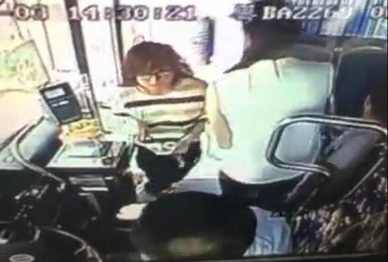 公交司机惨遭女子割脖 女子挥刀只因被溅一身水