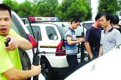 杀人嫌犯大巴挟持人质 南京特警开枪施救(图)