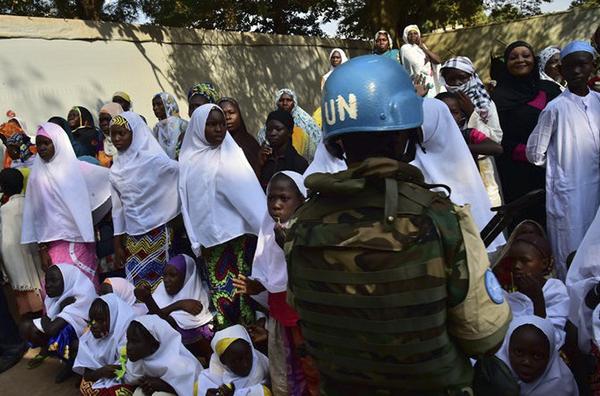 中非共和国，一名联合国维和士兵在清真寺外守备。