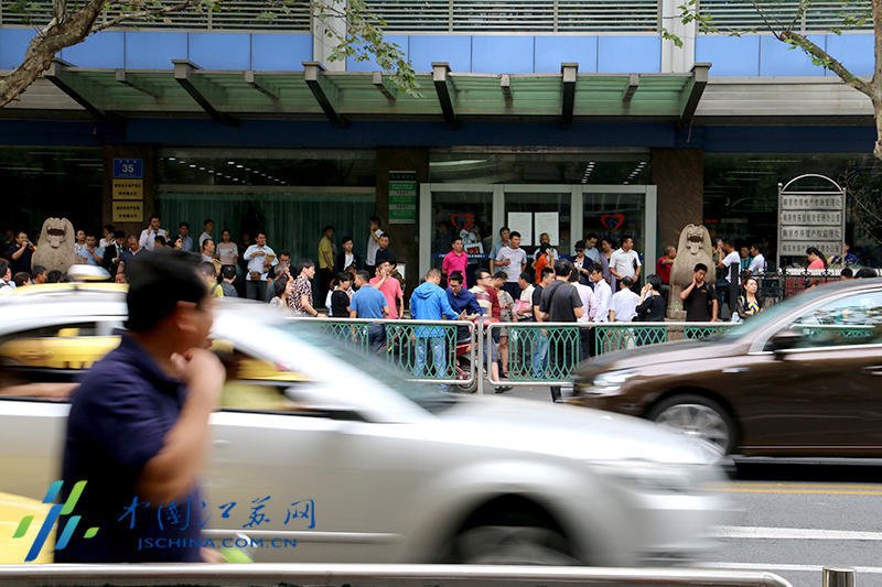 南京房产交易中心：患病市民躺着按手印(组图)