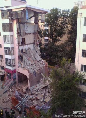 哈尔滨楼房垮塌 腾讯微博网友正在直击灾情