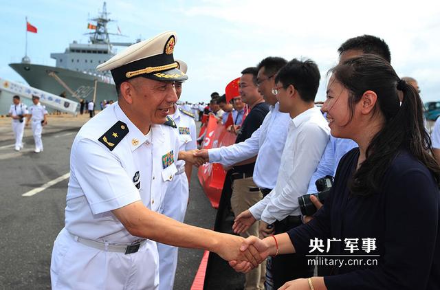 中国海军访斯里兰卡 援助2000斤米面和10艘橡