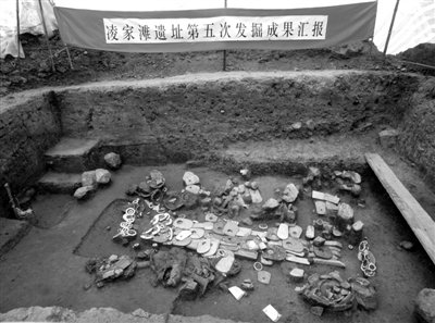 安徽含山县凌家滩遗址一座距今5000余年的墓葬。墓葬里出现200多件石器、玉器和陶器。本版图片/资料图片