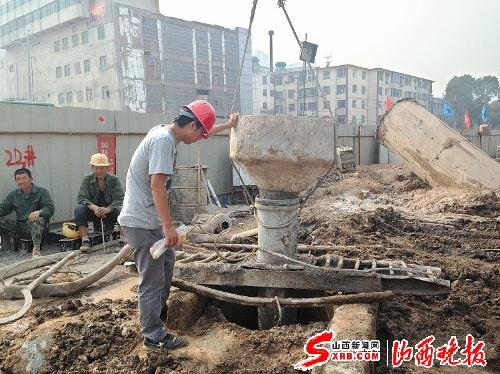 技术员:工地上最醒目的红头盔(图)