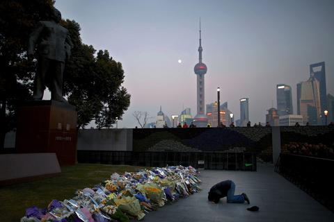 2015年1月3日,上海,外滩发生踩踏事件后的第三天,一位民众跪伏在