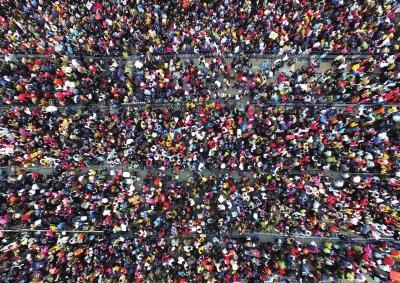 冰雪致广州十余趟列车晚点 5万人滞留人满如粥