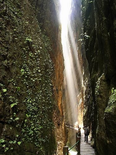 一名女游客在重庆金刀峡景区被滚石砸中遇难