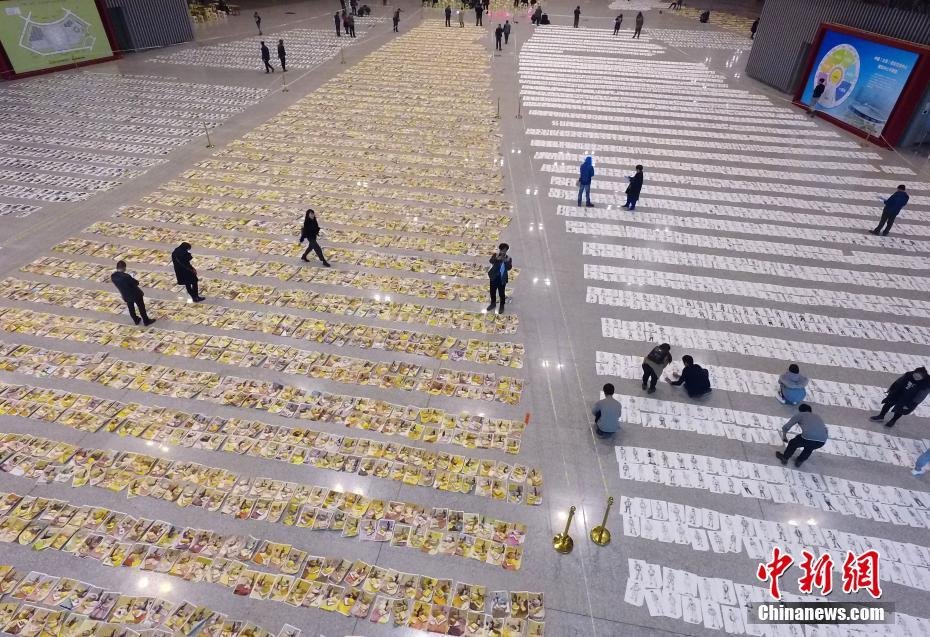 艺考测评1.5万张考卷铺地 老师浏览“画海”打分