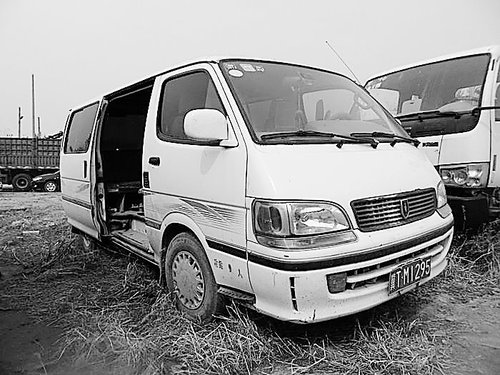 河北冀州查获最黑校车：9座车塞40名孩子(图)