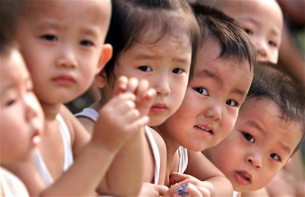 外媒热议中国放宽二胎政策:生育率或温和回升