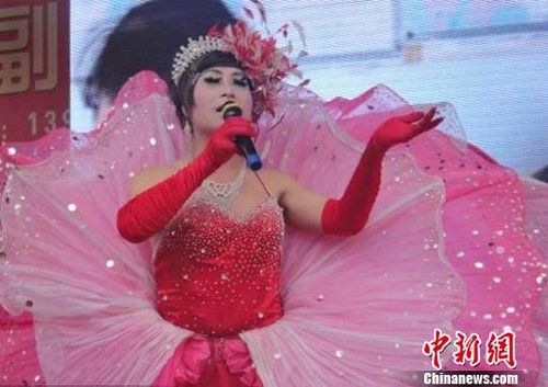 男子迷恋反串表演特意隆胸 日常外出着女装(图)