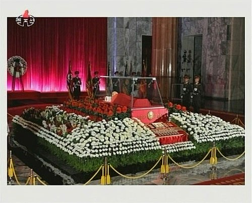 朝鲜公开金正日遗体 身穿人民装躺水晶棺内(图)