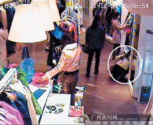 女贼结伙偷高档女装 8个摄像头拍下全程(组图)