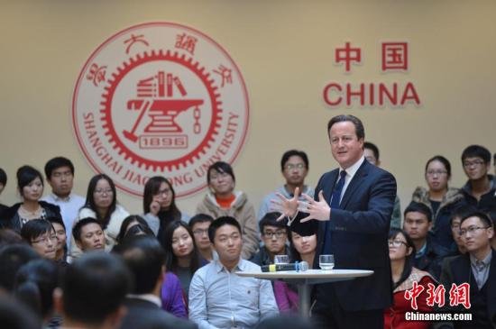 英首相卡梅伦现身上海交大 谈中国高铁项目成熟