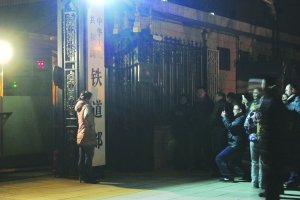 网传铁道部昨日摘牌 记者黑夜中等历史瞬间(图)