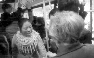 女子公交车上与老人发生纠纷后要对方下跪道歉