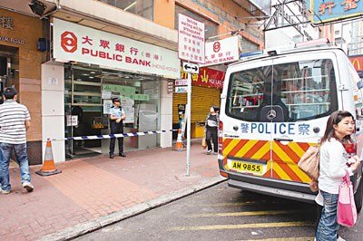 香港发生刀匪挟持阿婆打劫银行8万  警方正通缉