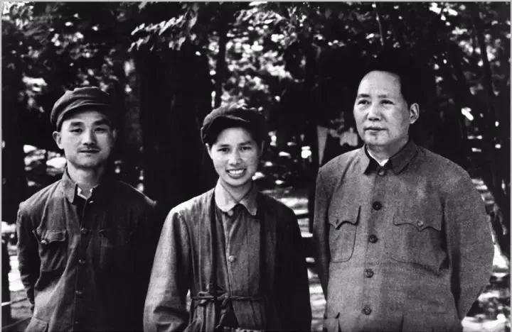 毛泽东(右)、侯波(中)、徐肖冰(左)合影,1949年。摄影/陈正清 毛泽东(右)、侯波(中)、徐肖冰(左)合影,1949年。摄影/陈正清