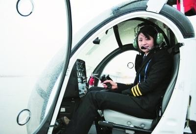安徽首架通用直升机试飞 23岁美女飞行员掌舵