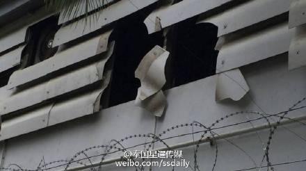 中国籍嫌犯用锯片锯掉铁栓，打开了成2x2尺的四方洞