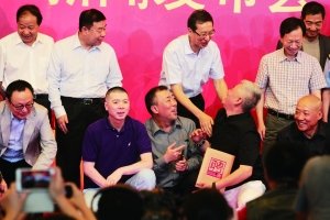 Feng Xiaogang: Carrying bad name on the head to guide spring late leader should thank me