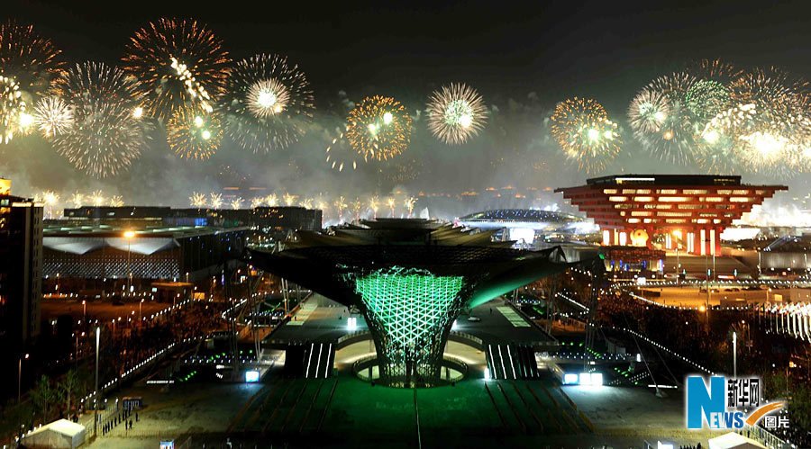 2010年4月30日,中国2010年上海世博会开幕式大型灯光喷泉焰火表演在