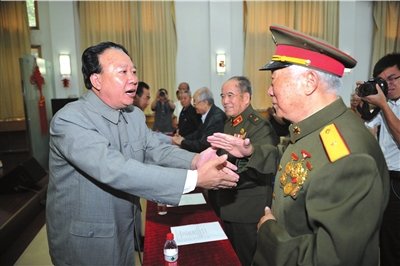 图文:特型演员扮演毛泽东慰问离退休军人