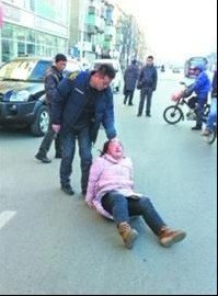 抚顺市顺城区，一卖煎饼的妇女被男子暴打。