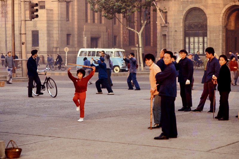 20世纪70年代的上海,在外滩晨练的市民。 20世纪70年代的上海,在外滩晨练的市民。