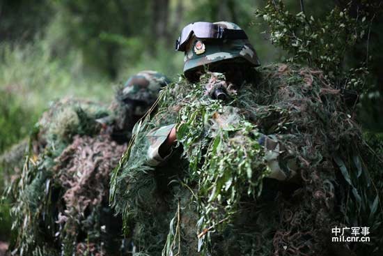 武警特战队挺进深山 全副武装练野外生存(资料图)