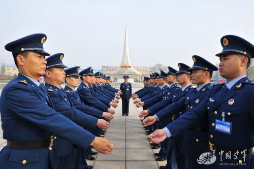 中国空军首批士官长正式上岗 共4个级别(图)