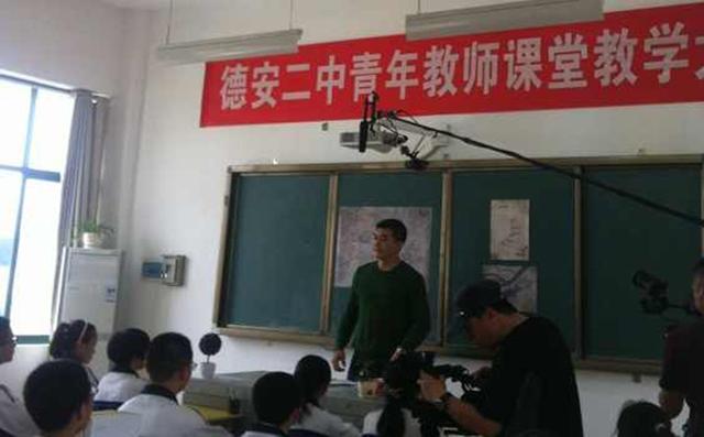 腾讯网《丈量》剧组赴赣王新军暴雨中登顶张古