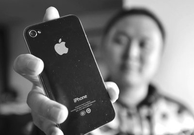 李先生购买的iPhone 4手机。记者张偲 摄