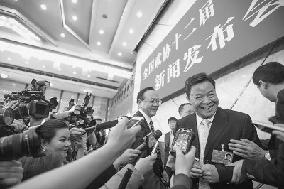 2013年3月2日下午，全国政协十二届一次会议发言人吕新华在接受媒体采访。