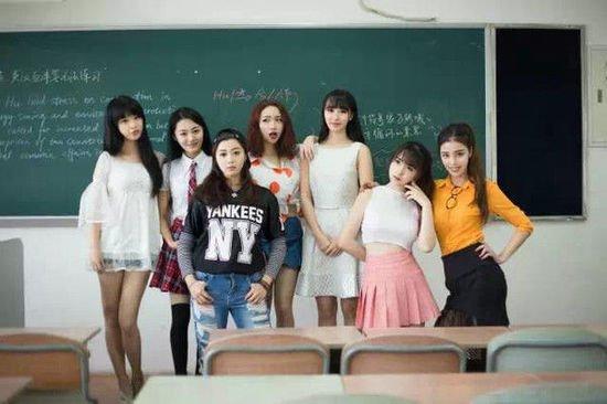 组图:播音系女生毕业合照被赞惊艳 平均身高1米7