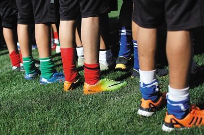 新疆少年足球队队员没钱买球鞋 光着脚打比赛