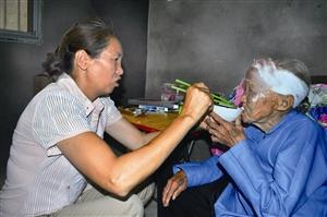 女子带婆婆改嫁精心照顾 97岁婆婆身体硬朗