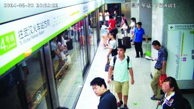 武汉地铁4号线武昌火车站至梅苑小区站 女刀客：给我一块钱
