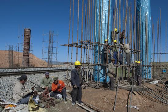 外媒称中国西藏铁路将修到中印边境 印忙建哨