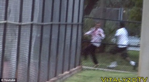 美男子假扮僵路人 遭他人追打命()