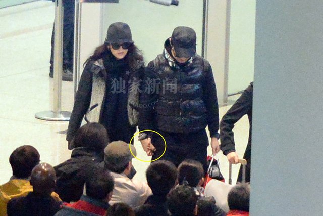 组图: 章子怡 拉着 汪 峰秀恩爱 首次当众公开 牵手 