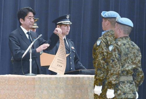 20日,日本首相安倍晋三向回国的戈兰高地维和自卫队递交政府奖状。安倍在仪式上称,近年“日本周边的安全保障环境更加严峻”,为此将修改《防卫计划大纲》,进一步加强日美同盟。