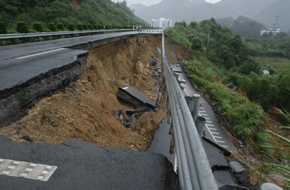 高清:浙江杭新景高速因暴雨大面积塌方