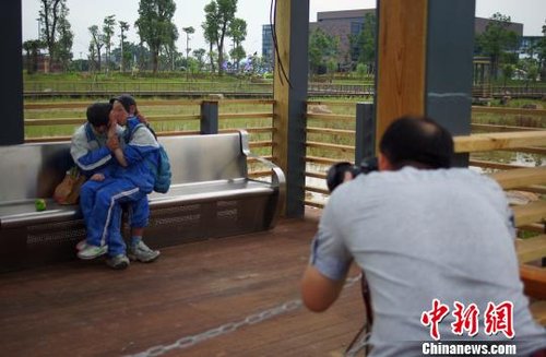 <em>学生</em>街头激吻雕塑公园展出 游人尴尬错愕_新