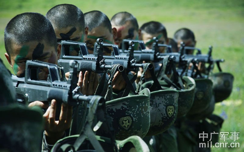 高清图:成都军区特种部队在丛林山地挑战极限