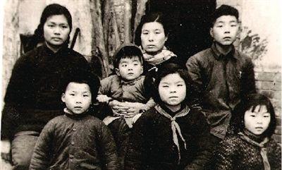 1966年2月，徐俊雅和6个子女在家门前的合影。
