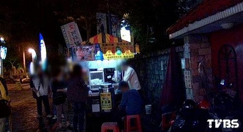 ... 衣)坐在椅子上抠脚皮。(图片来源:台湾TVBS新闻