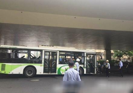 上海公交车撞上高架立柱 1名乘客丧生2人重伤