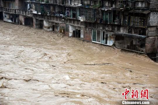 叙永县城定水桥前的洪水。 苏忠国 摄苏忠国摄